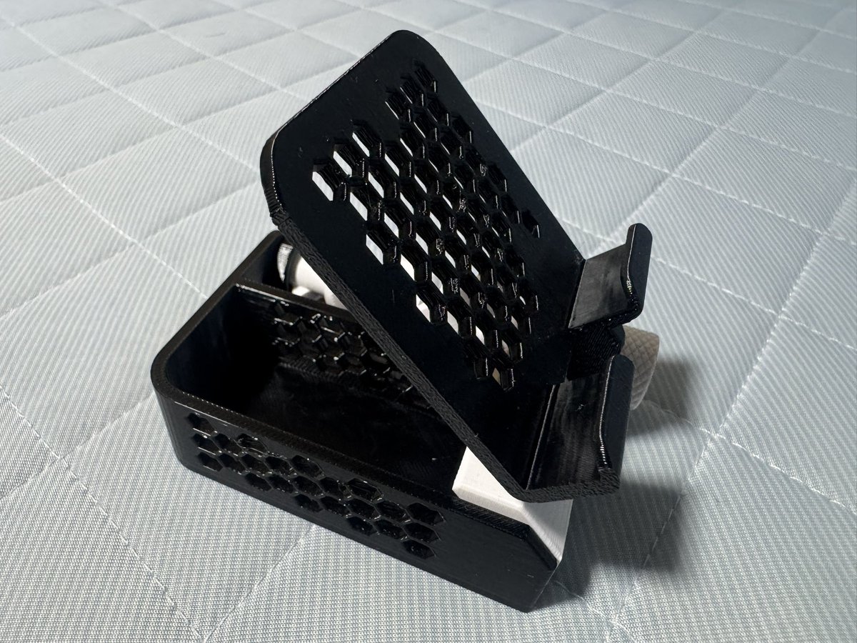 3Dプリンター活動！
最近作ったもの！！

ドローンパーツのストック作成と持ち運び型スマホスタンド！

持ち運びスタンドはMTGとか多い方にはありがたく、AirPods Pro入れるスペース確保できるのはありがたいんよね！！