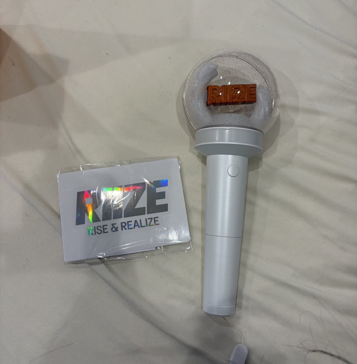 txt_kantae's tweet photo. 【譲】Riize ペンライト
【求】¥6000

ペン卒のため、riizeペンライトを都内手渡しで購入していただける方を探しております。

状態：1回使用／動作確認済み、箱に少し傷があります（画像3枚目）
日時・場所は柔軟に対応可能です。

気になる方、DMまたはリプお願いします🙇‍♀️

#RIIZE #RIIZE交換 https://t.co/6ogFMcuvFv