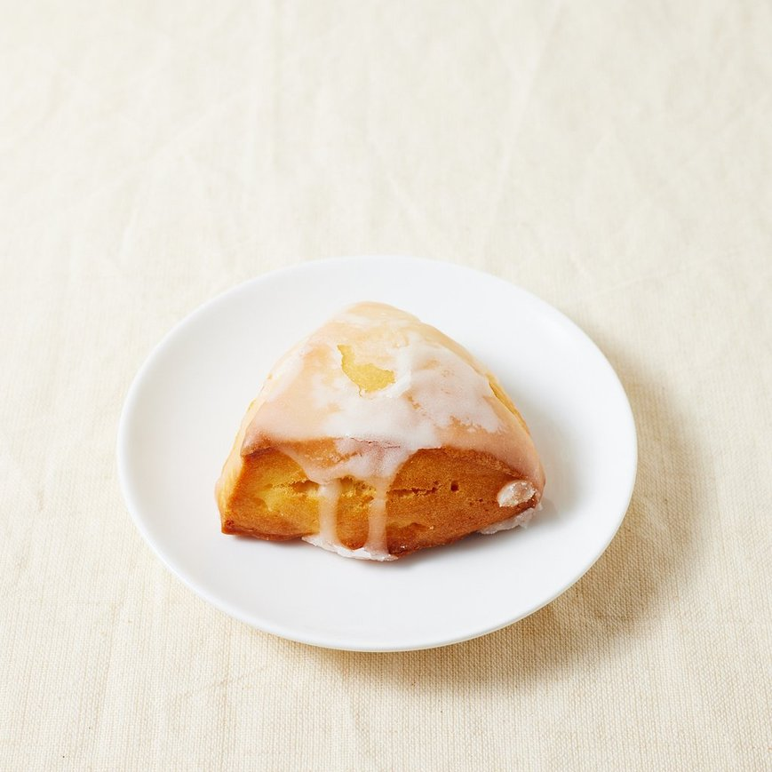 【Cream Tea Cafe(クリームティーカフェ)】無我夢中レモン
マジきゅんする酸味とさわやかさのレモンスコーン🍋
沢山の味があるお店だけどこの味が人気あるのわかる！
スコーン自体は生クリーム仕立てでしっとり甘さがあって、スコーンだけで美味しく食べれます！
浦和伊勢丹スコパで1/23まで
#スコパ