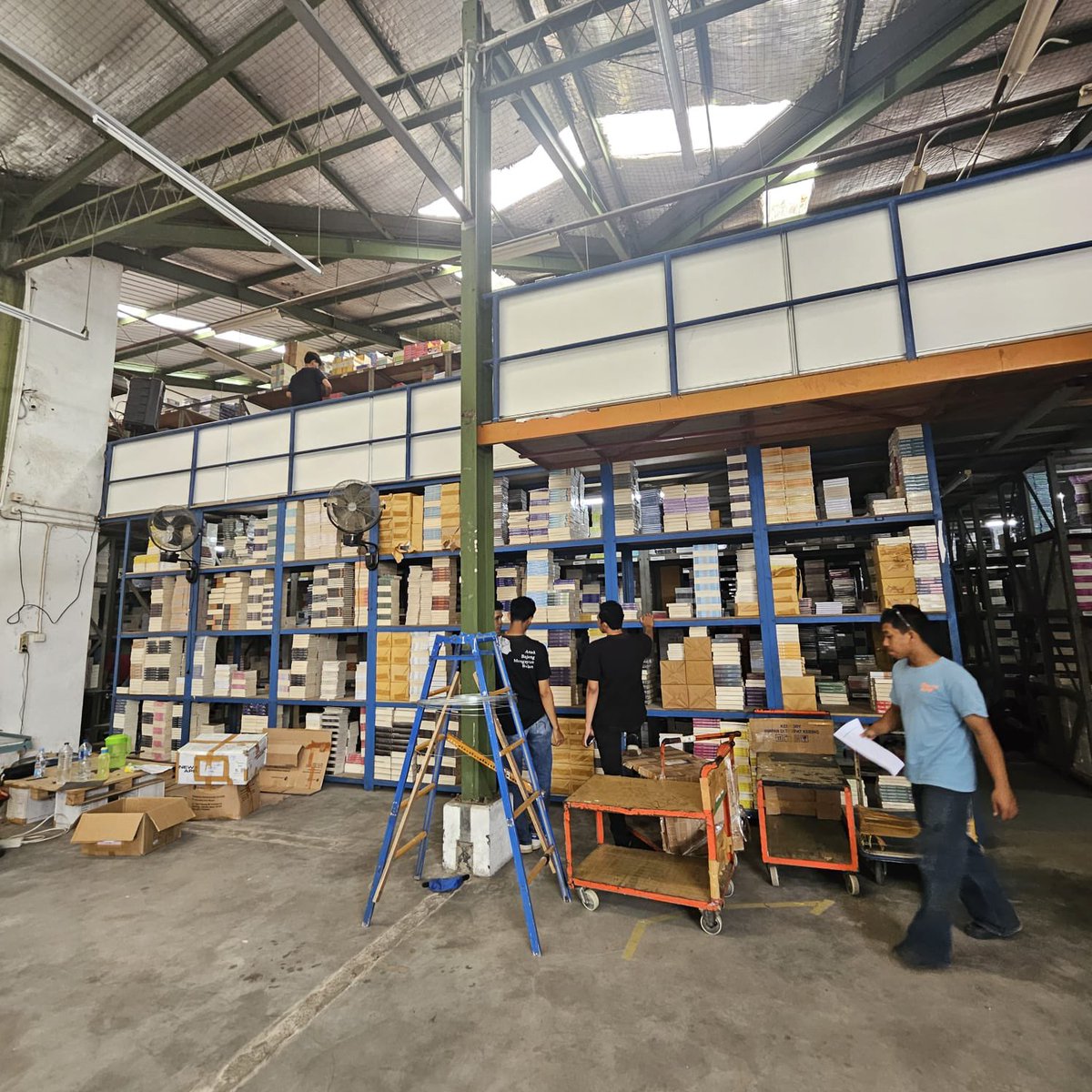 gramedia's tweet image. Spill persiapan H-3 Gramedia Warehouse Super Sale Yogyakarta! 🥳

Udah siapin wishlist kamu belum? Coba komen judul buku yang kamu mau di bawah! 🤩👇🏻