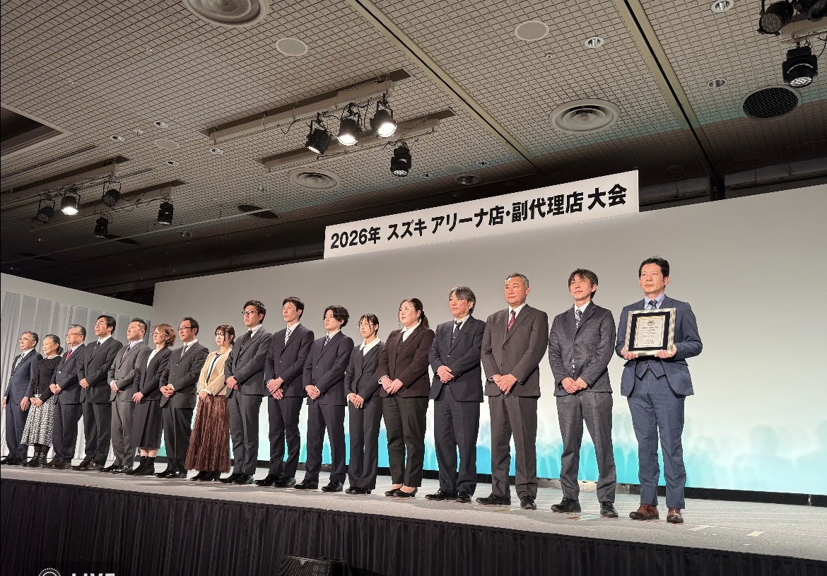 tosai_pr's tweet photo. 2026年スズキ アリーナ店・副代理店大会にて

1月19日、東京・ホテルニューオータニにて開催された
スズキ アリーナ店・副代理店大会において、
このたび多部門での受賞という大変光栄な評価をいただきました。

全国3,800以上あるスズキ副代理店の中で、
私たちの取り組みを認めていただけたことを、心から嬉しく思っております。

この受賞は、日頃よりご愛顧くださっている
お客様一人ひとりのご支援があってこその結果です。
スタッフ一同、心より感謝申し上げます。

これからも「選んでよかった」と思っていただけるお店を目指し、
より一層努力してまいります。
今後ともどうぞよろしくお願いいたします！

・全国最優秀賞受賞　埼玉(小型車部門）
・県別優秀賞　埼玉（軽四輪車部門）

#スズキ
#スズキアリーナ店・副代理店