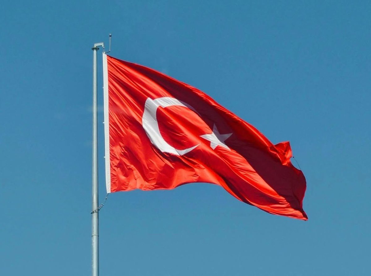 Bayrğımıza uzanan kirli eller kırılmalıdır.