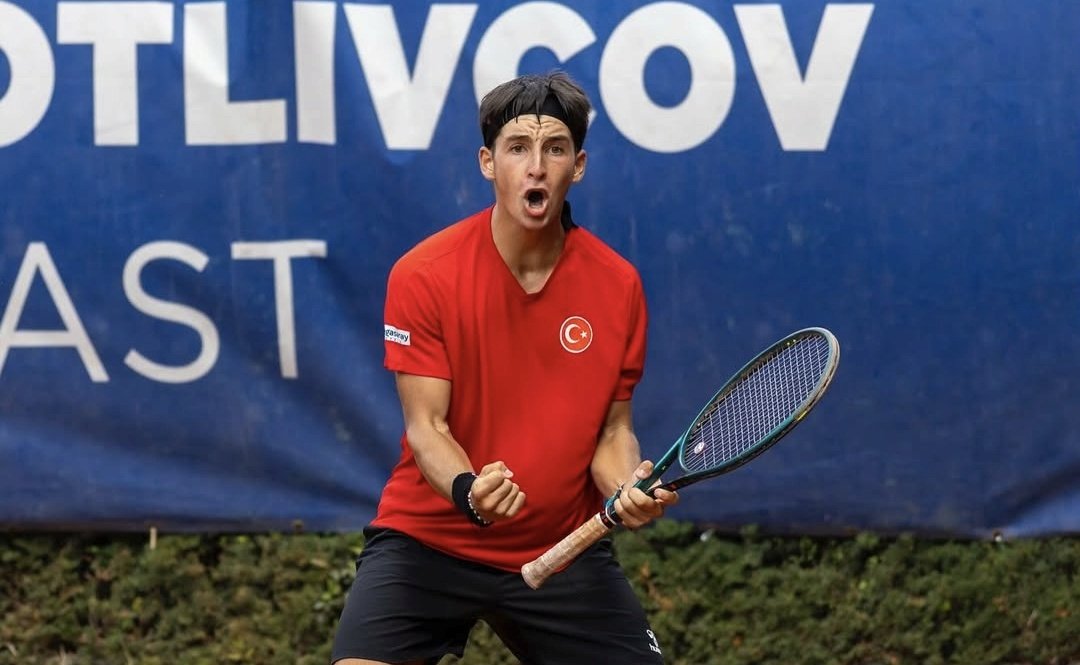 Ramazan Kaan Oktay, Szymon Karpinski'yi 6-4, 6-0 yenerek Avustralya Açık Junior elemelerinde final turuna yükseldi #AusOpen #TürkTenisi