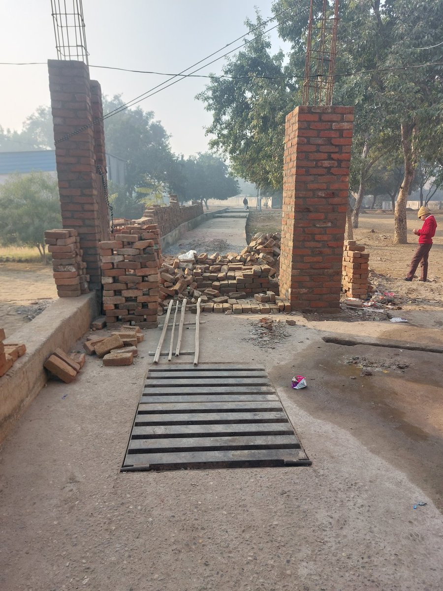 बड़ौत के कब्रिस्तान कुरेशिया,पट्टी मेहर में कब्रिस्तान से निकालकर नाला जा रहा है और वहां पर नगर पालिका की मिली भगत से नाले के ऊपर जबरन अवैध रूप से गेट लगाया जा रहा है। <a href="/BagpatDm/">DM Baghpat</a> <a href="/Uppolice/">UP POLICE</a> <a href="/baghpatpolice/">Baghpat Police</a> <a href="/news24tvchannel/">News24</a> <a href="/myogiadityanath/">Yogi Adityanath</a> <a href="/myogioffice/">Yogi Adityanath Office</a> <a href="/ZeeNews/">Zee News</a> <a href="/CNNnews18/">News18</a>