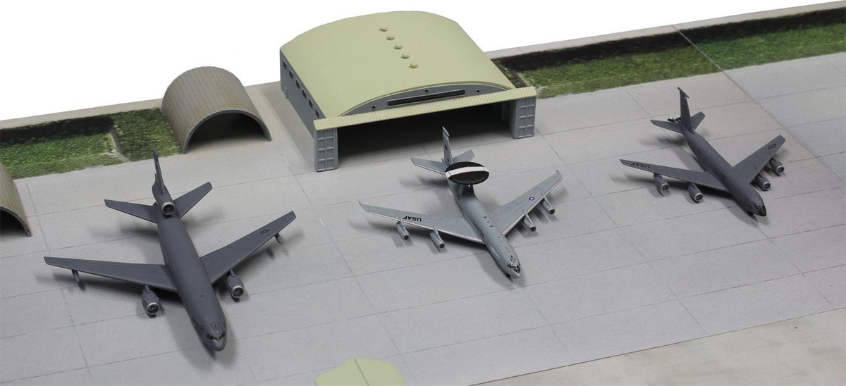 pitroad_plamo's tweet photo. 明日出荷予定の SPS37「1/700 アメリカ空軍 アンダーセン基地(グアム・2000年代)」の組み立て塗装見本です。B-2、B-1、B-52などの戦略爆撃機や、それらをサポートする空中給油機、掩体壕、防護壁、エンジン始動車、弾薬トレーラー等の支援車両も付属します。 https://t.co/lUmTt0lRMs https://t.co/SIpUHNdlw2