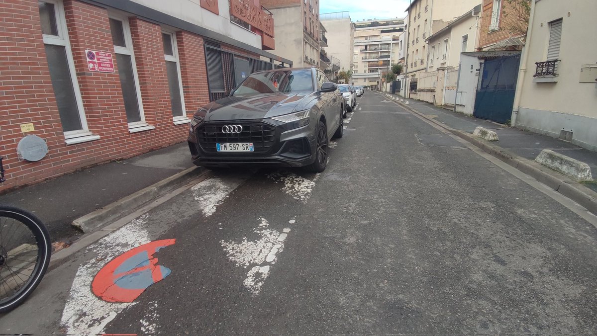 Exemple à Villejuif, garé sur l'emplacement pompiers.
S'il y a un incendie, ça tue 50 personnes et il viendra dire qu'il ne savait pas et que ce n'est pas sa faute.
Évidemment, <a href="/sylviemtn/">Sylvie Mantion</a> n'en parlera pas non plus (ou plutôt si, elle dira que c'est scandaleux mais ne fera rien)