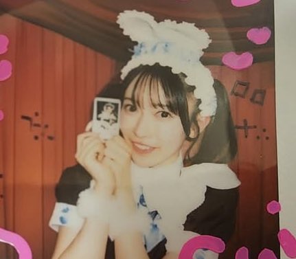 errorcoderose's tweet image. GUYS SHES HOLDING ME OMG