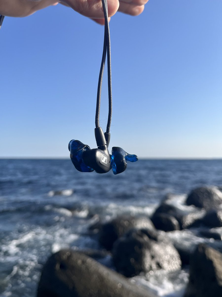 notwatage's tweet image. e☆イヤホンで買ったカスタムイヤーピース
「eA-R」

店員さんに色々ご提案いただき、シンプルで控えめな自分好みの色に仕上げていただきました。

海を背景に写真を撮ると、それっぽくなりますね