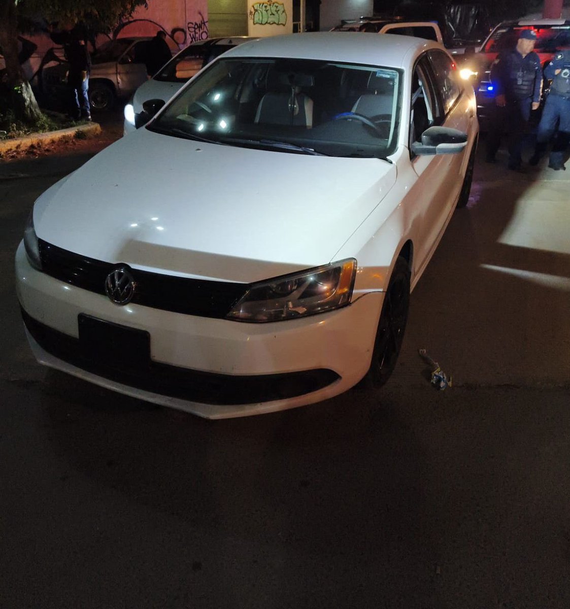 FernandoCruzFr7's tweet image. ‼️POLICÍA DE LA @SS_Edomex DETENIDO JUNTO A CINCO CÓMPLICES, TENÍAN PRIVADA DE LA LIBERTAD  A UNA PAREJA EN #TULTITLAN #EDOMEX‼️

🚨el policía se identificó como miembro e tico del agrupamiento k9 de la policía estatal, viajaba junto a dos mujeres y tres hombres abordo de un…