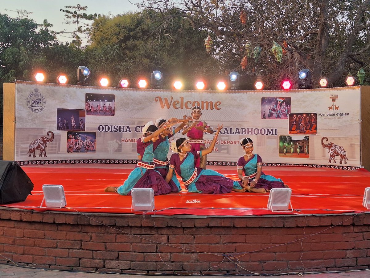 kalabhoomibbsr's tweet photo. Capturing the vibrant spirit of Odisha’s heritage- glimpses from the cultural programmes at the amphitheatre of Odisha Crafts Museum- Kalabhoomi, celebrating art, craft, and tradition.
#Kalabhoomi #OdishaCrafts #CulturalHeritage #ArtAndCraft #OdishaCulture #TraditionInAction https://t.co/sj25LZliZu