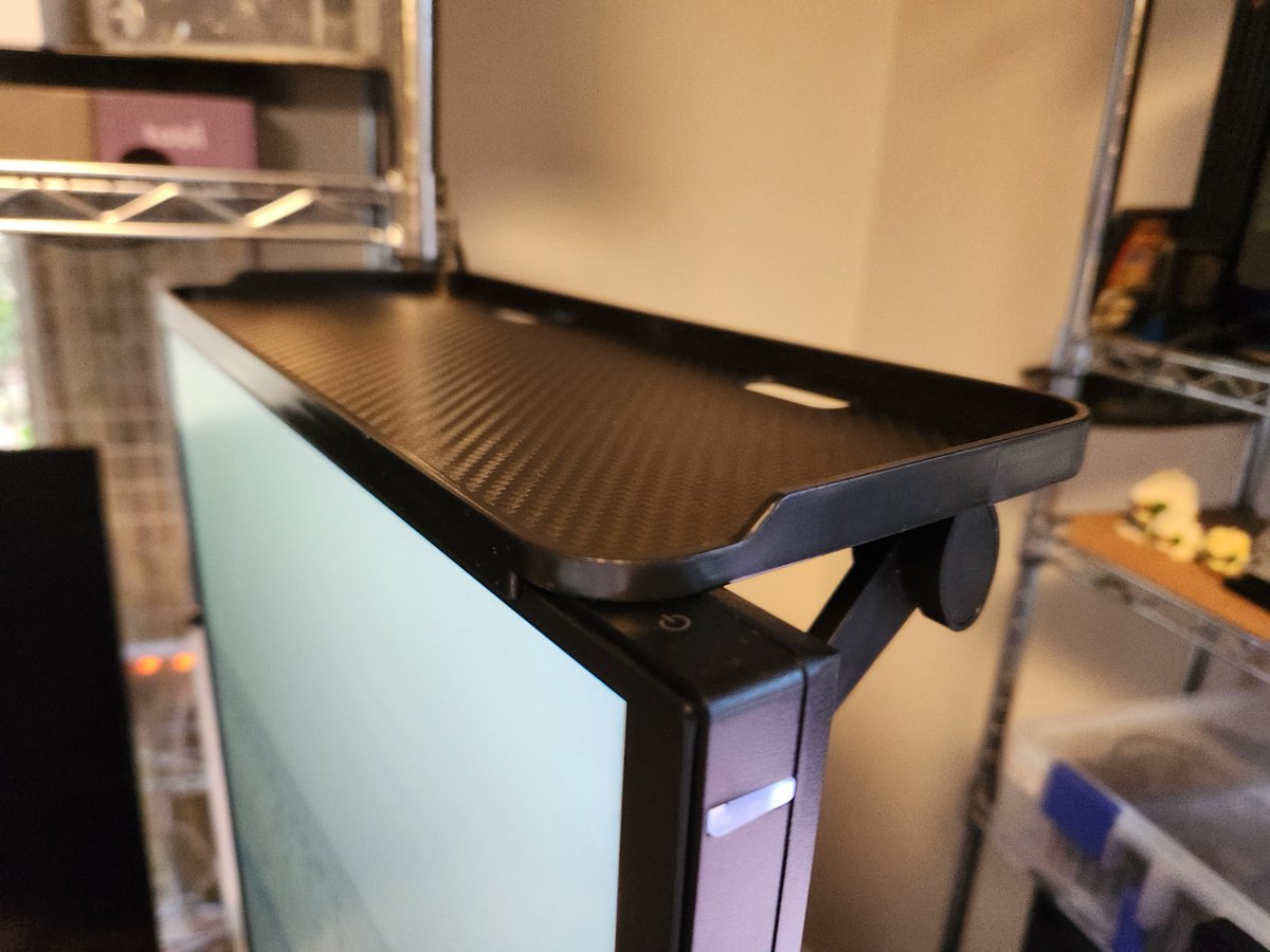 学校で作った置物です。金欠です。 ディスプレイ上の棚を購入。エレコムのちゃんとしたやつ買いたかった