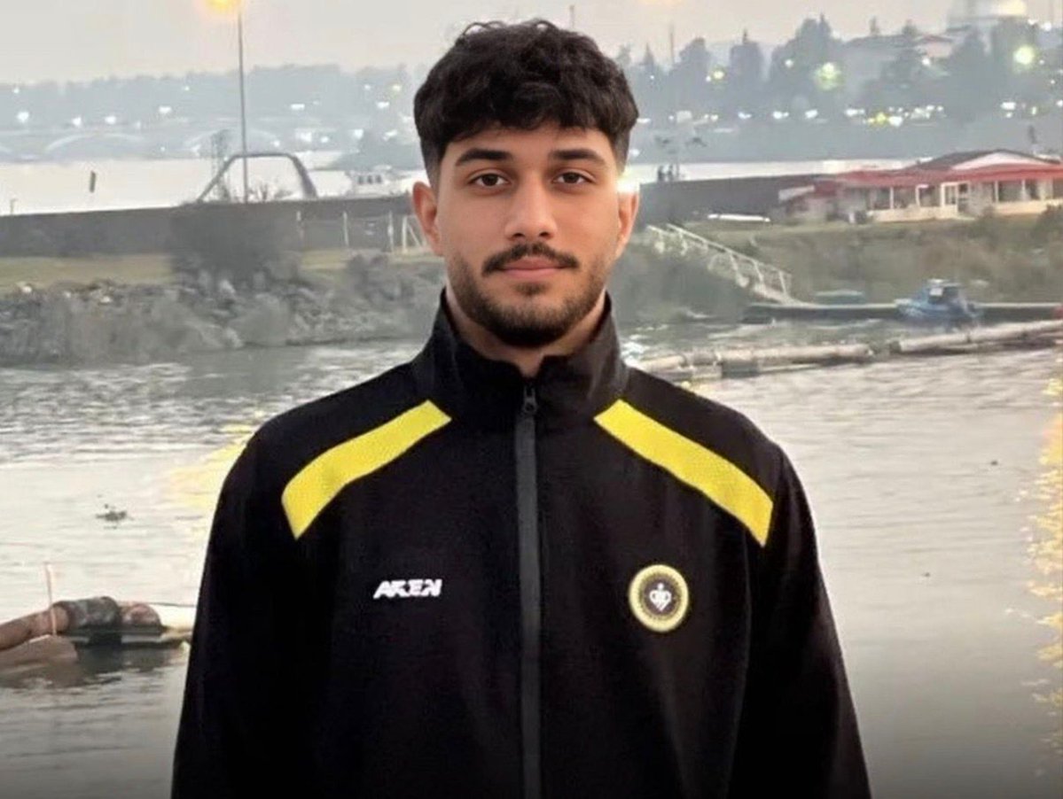 HamasAtrocities's tweet image. 🚨 stop his execution! 🚨

Iranian regime forces broke into the home of 19-year-old Amir Hossein Ghaderzadeh on January 9, and during the break-in, they sexually assaulted him and his two sisters (including a 14-year-old girl).
Amir and his sisters were forced to remove some of…