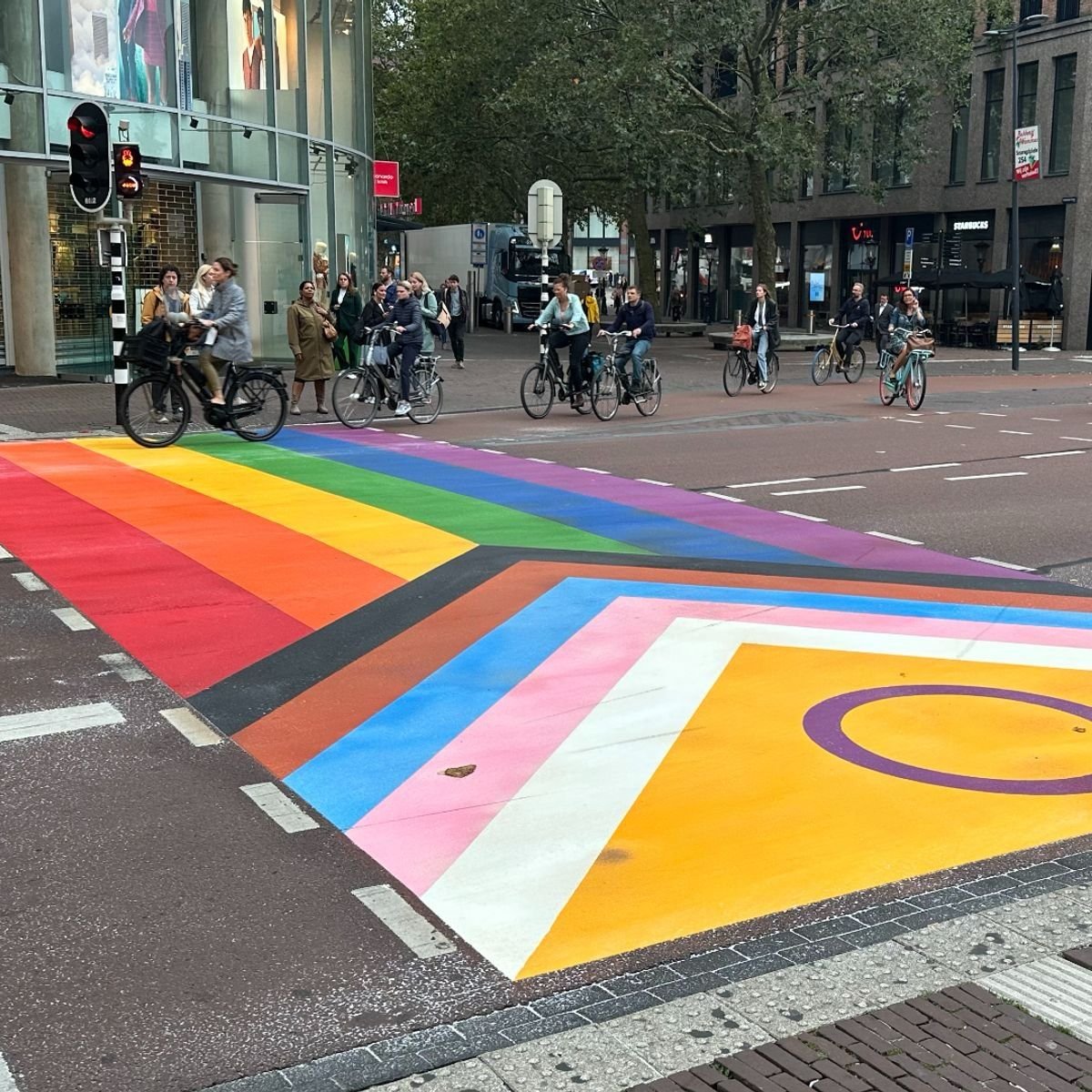 JaccoJJB's tweet image. REGENBOOGZEBRAPAD JURIDISCH GEEN ZEBRAPAD

We moeten het eens ophouden met doen alsof verf de wet vervangt. In Nederland is een zebrapad geen “gevoel” en geen “statement”, maar een juridisch gedefinieerde voetgangersoversteekplaats. En die definitie is expres strak:…
