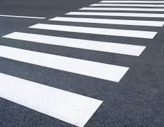 JaccoJJB's tweet image. REGENBOOGZEBRAPAD JURIDISCH GEEN ZEBRAPAD

We moeten het eens ophouden met doen alsof verf de wet vervangt. In Nederland is een zebrapad geen “gevoel” en geen “statement”, maar een juridisch gedefinieerde voetgangersoversteekplaats. En die definitie is expres strak:…