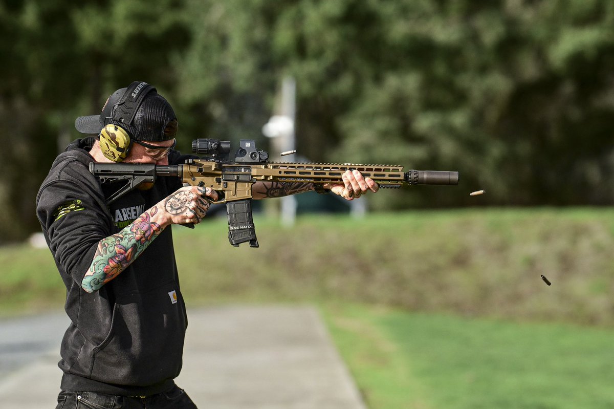 PDXarsenal's tweet photo. @SIEGESUP’s ROC556k suppressor, even the shorter “K” version is a phenomenal can. Even not being 3d printed, it is lighter than many 3d printed cans, quieter, and for many who run their guns hard it’s also truly “duty rated”

Perfectly balanced gas blow back &amp; sound suppression🤌 https://t.co/HUozceVJ7t