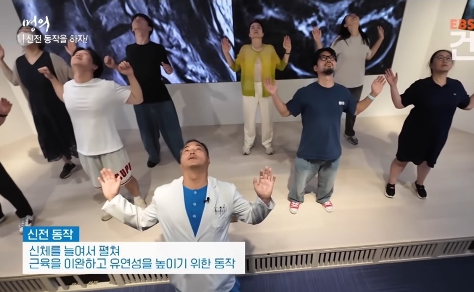 maso961210's tweet image. 목 아픈(디스크) 레이디들 있어요??
나나나 진짜 여러분들 꼭 이자세(운동)해주면 좋겠어요. 서울대학병원 정선근교수님 '신전동작!' 도구 필요없고 진짜 간단쓰.

작년에 목디스크때매 가만히 서있지를 못할 정도로 괴로웠거든요. 병원가서 신경주사도 맞아보고 별짓 다했는데 소용없고 그냥 이 자세…