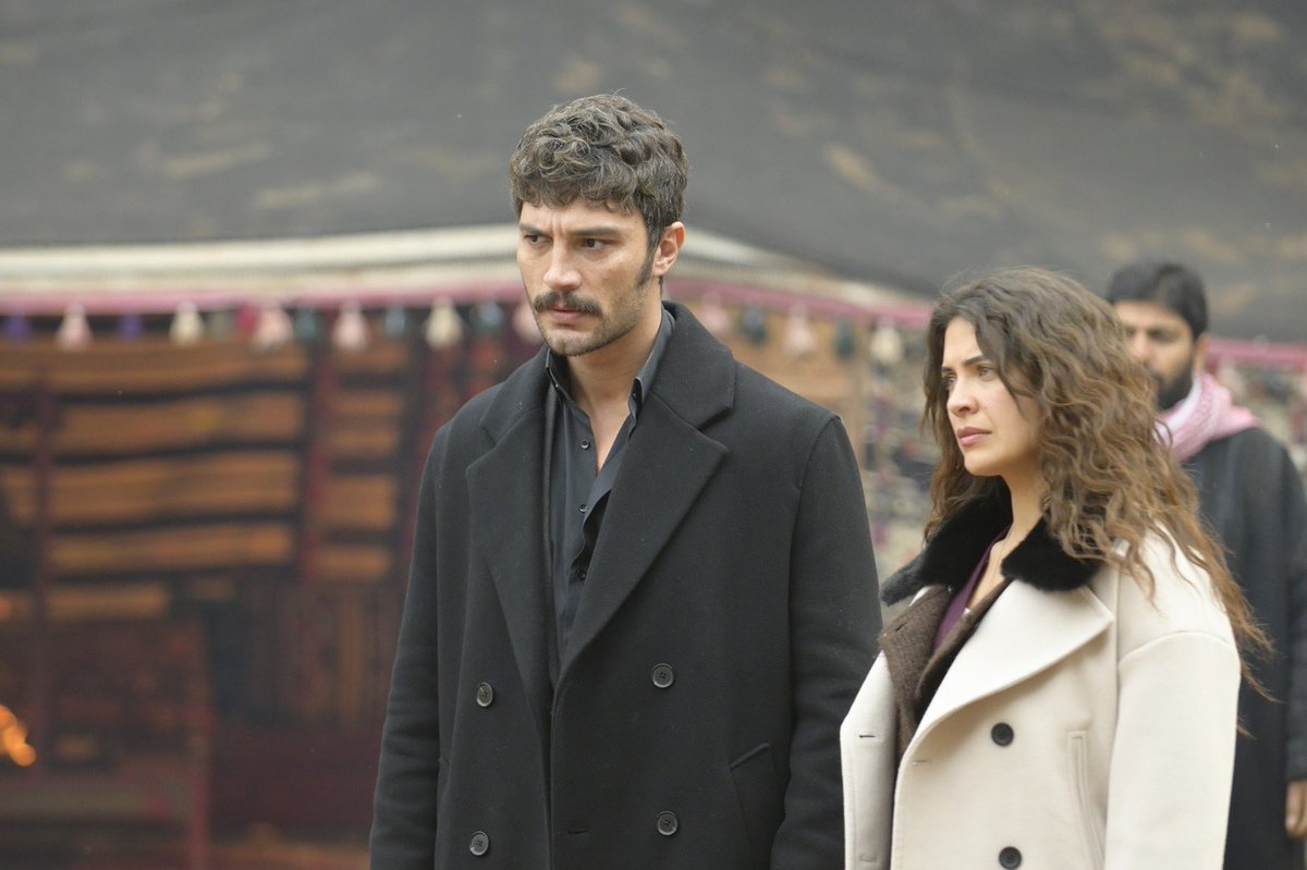 TvDunyasii's tweet image. #HalefKöklerinÇağrısı 17. Bölüm Özeti ve Kareleri:

Serhat’ın ani boşanma kararıyla sarsılan Yıldız, çareyi Urfa’nın sarsılmaz otoritesi Babahan’a sığınmakta bulur. Ancak Babahan, Yıldız’ın kaderini tayin edecek kritik kararı yine genç kadının kendi iradesine bırakır. Serhat’a…