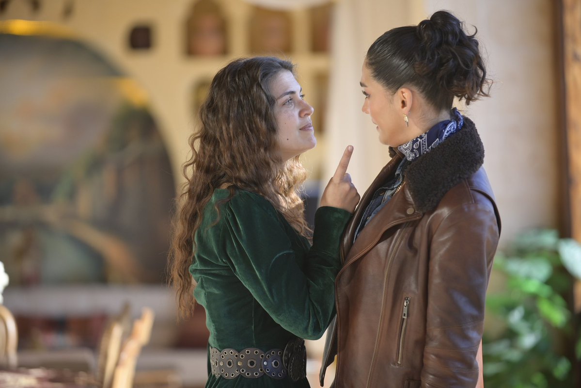 TvDunyasii's tweet image. #HalefKöklerinÇağrısı 17. Bölüm Özeti ve Kareleri:

Serhat’ın ani boşanma kararıyla sarsılan Yıldız, çareyi Urfa’nın sarsılmaz otoritesi Babahan’a sığınmakta bulur. Ancak Babahan, Yıldız’ın kaderini tayin edecek kritik kararı yine genç kadının kendi iradesine bırakır. Serhat’a…