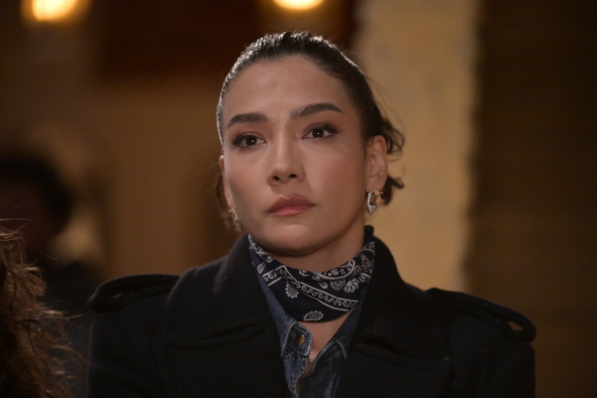 TvDunyasii's tweet image. #HalefKöklerinÇağrısı 17. Bölüm Özeti ve Kareleri:

Serhat’ın ani boşanma kararıyla sarsılan Yıldız, çareyi Urfa’nın sarsılmaz otoritesi Babahan’a sığınmakta bulur. Ancak Babahan, Yıldız’ın kaderini tayin edecek kritik kararı yine genç kadının kendi iradesine bırakır. Serhat’a…