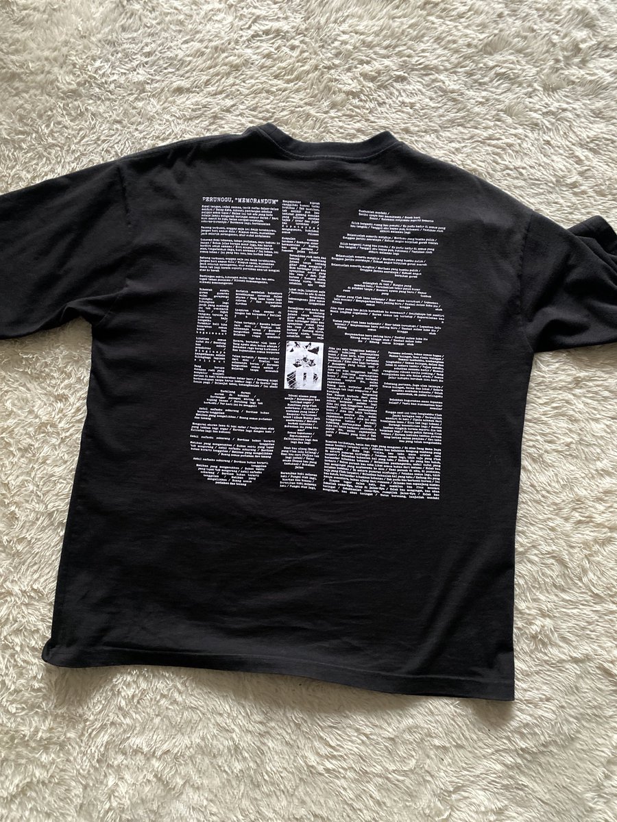 xaverrrr_'s tweet photo. jual merch perunggu sama fstvlst nihh
-fstvlst x the adams size L
-perunggu besok hari senin full legalisir size XL
- perunggu the lyric XL
-perunggu bass &amp; guitar XL
atau langsung dm ke ig @merch.artchive
#zonauang #perunggu #fstvlst https://t.co/2gtQAY3spx