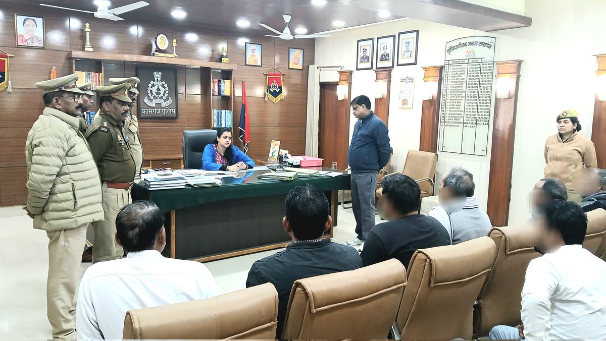 kasganjpolice's tweet photo. #जनसुनवाई ~ 
#SP_KSJ द्वारा पुलिस कार्यालय में जनसुनवाई के दौरान आमजन की समस्याओं को ध्यानपूर्वक सुनकर प्राप्त शिकायतों का प्राथमिकता के आध���र पर उचित, गुणवत्तापूर्ण एवं समयबद्ध निस्तारण हेतु सम्बन्धित को निर्देशित किया गया ।   
#Kasganj_Police
#UPPolice https://t.co/Byz1s7M9hO
