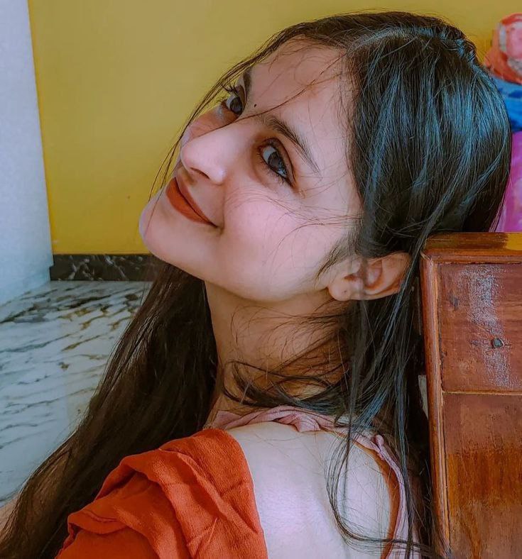 "कोमल है, कमज़ोर नहीं तू, 
शक्ति का नाम ही नारी है, 

जग को जीवन देने वाली, 
मौत भी तुझसे हारी है।"