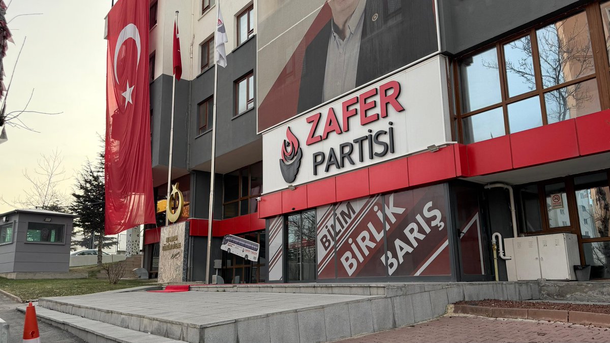 Değerli Zafer Partisi İl ve İlçe Başkanlarım,

Terörle Müzakere Süreci'nin Türkiye'yi getirmiş olduğu noktaya, dün içimiz acıyarak tanık olduk.

Şanlı Türk Bayrağımız gönderden indirildi ve ayaklar altında çiğnendi.

Zafer Partisi olarak, bu aşağılık süreç sona erene kadar tüm