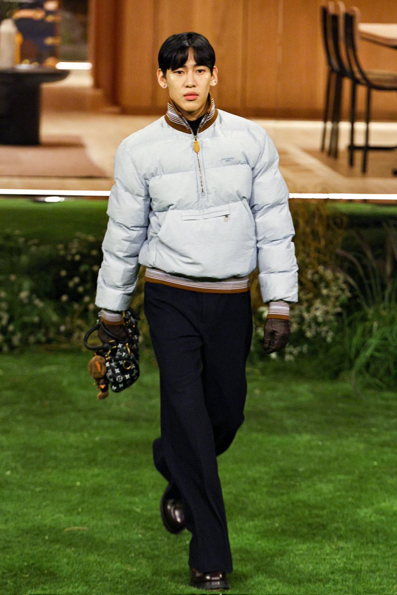 Louis Vuitton brand ambassador BamBam walks the Louis Vuitton Men’s Fall/Winter 2026 show, marking his runway debut.

#BamBam #LVMenFW26