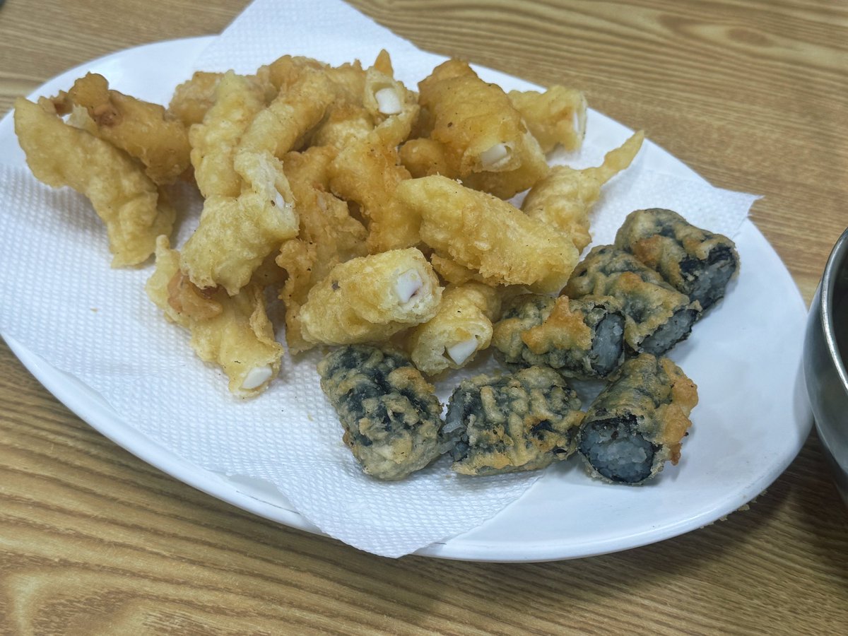 등촌역 깨비시장 할아버지 떡볶이  마늘맛 많이 나는 스타일 여기 오징어튀김 미쳤다 통통해 떡볶이 가격도 1인 4000원 저번엔 튀김범벅 이번엔 따로따로