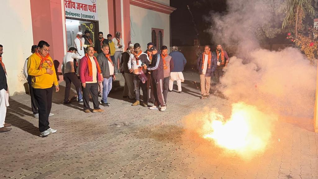 bjpitomparkash's tweet photo. @NitinNabin श्री नितिन नबीन जी के भाजपा का राष्ट्रीय अध्यक्ष निर्वाचित होने पर आज श्रीगंगानगर स्थित भाजपा जिला कार्यालय में भाजपा पदाधिकारीयों और कार्यकर्ताओं ने खुशियां मनाई। एक दूसरे को मिठाई खिलाकर कार्यकर्ताओं ने बधाई और शुभकामनाएं प्रेषित की  एवं पटाखे बजाकर खुशी जाहिर की। https://t.co/DQzMDZpyqY