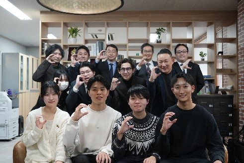 sadai_info's tweet photo. 📢佐賀大学生のアイデアが企業とコラボ
https://t.co/6Jg19Krcak

授業「チームビルディングとリーダーシップ」の学生が、株式会社クース・コーポレーション本社でプレゼンを実施。提案した「HOME TIME」は企業から高評価を受け、授業終了後も共同で導入に向けたプロジェクトを進めていく予定です。 https://t.co/yRxVp3inUi