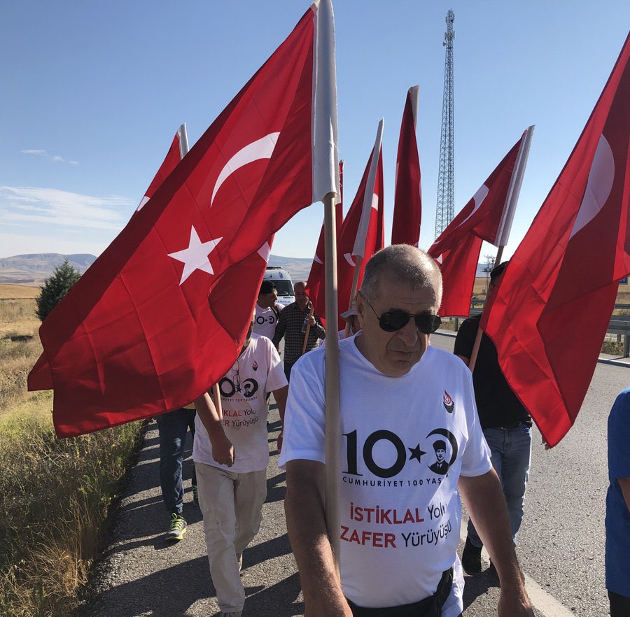 dailytrkst's tweet image. Ümit Özdağ, tüm il ve ilçe teşkilatı binalarına Türk bayrağı asılması talimatı verdi.