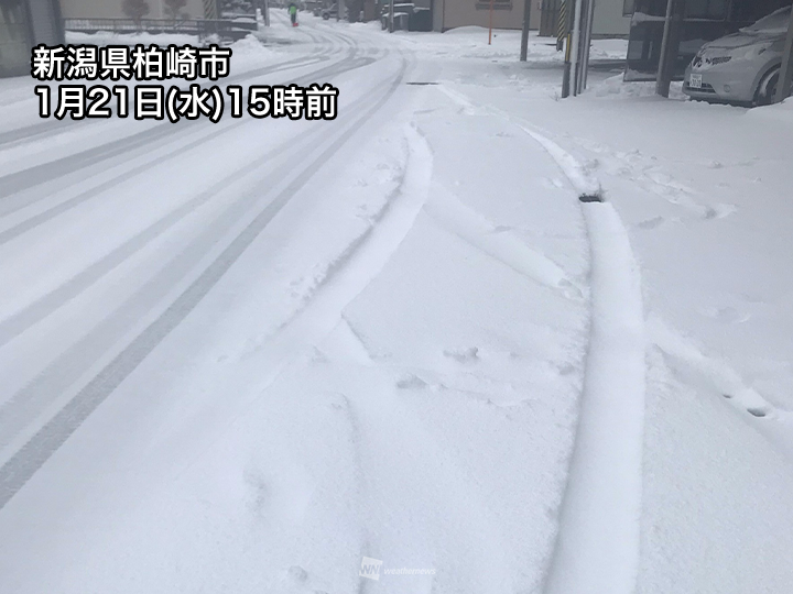 wni_jp's tweet image. ＜大雪による交通障害に警戒＞
一連の寒波で最初のピークとなる今夜は、北陸から近畿北部を中心に激しい雪のおそれがあります。立ち往生のリスクが高まるため、車での移動はなるべく避けてください。
weathernews.jp/news/202601/21…