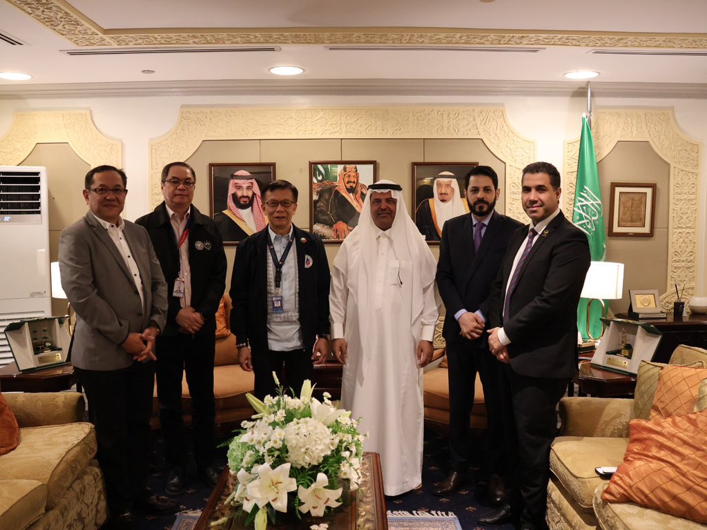 KSAembassyPH's tweet photo. إستقبل سعادة سفير خادم الحرمين الشريفين لدى جمهورية الفلبين الأستاذ/ فيصل بن إبراهيم الغامدي في مكتبه بالسفارة معالي وزير شؤون العمال المهاجرين السيد/ هانز كاكداك ، وسعادة وكلاء الوزارة السيد/ جينال رسول، و السيد/ برنارد أولاليا.
وجرى خلال اللقاء إستعراض العلاقات الثنائية ومناقشة المواضيع ذات الاهتمام المشترك.