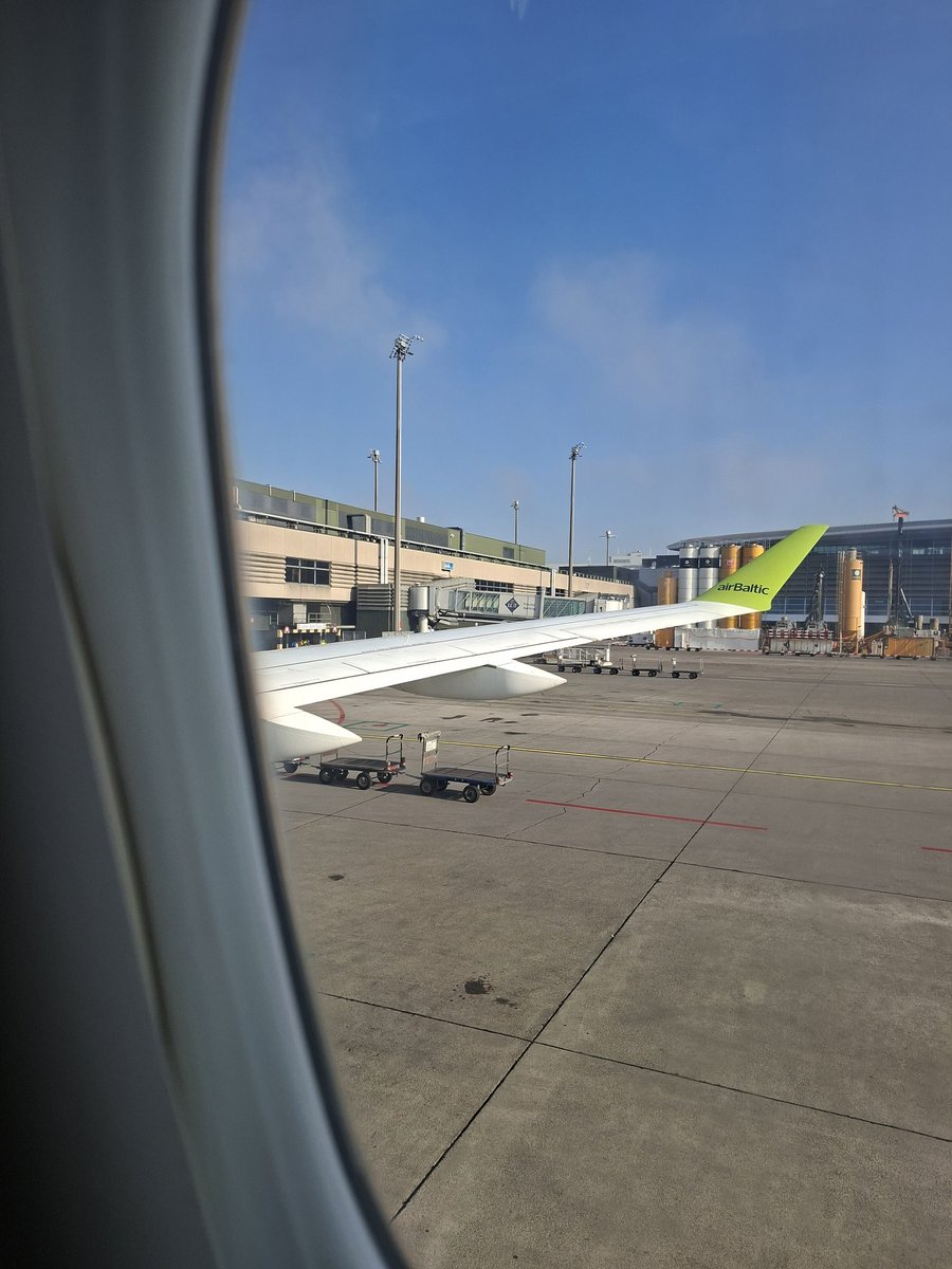 Vertraging: wachten op vertrek naar Nice vanuit Zürich. Die oranje Amerikaanse president gooit roet in het eten. <a href="/vanwissing/">Tijmen van Wissing</a> #nicgae