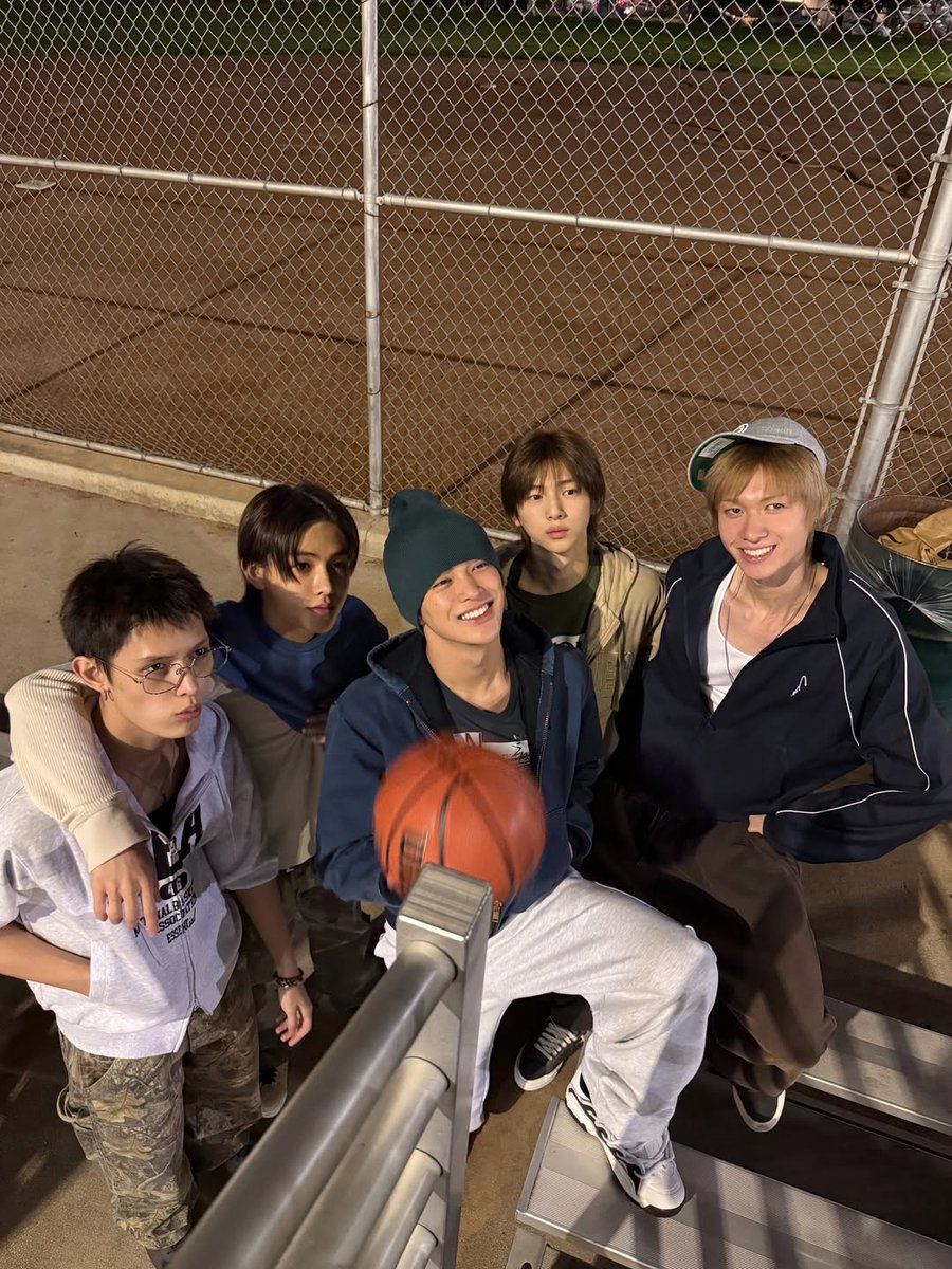 anhknho's tweet image. More than teammates—friends who share late nights, small wins, and big dreams. Grateful for moments like this, just being us. 🏀🤍