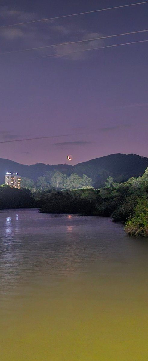 anyav's tweet photo. Noite de Lua Nova - 20/01/2026.
Um céu rosado e o Rio espelha a Lua e mostra seus encantos numa noite ventilada.

#Itajai #PraiaBrava #Praia #Luar #Moon #Deus #God https://t.co/bwLP5Ejz5z