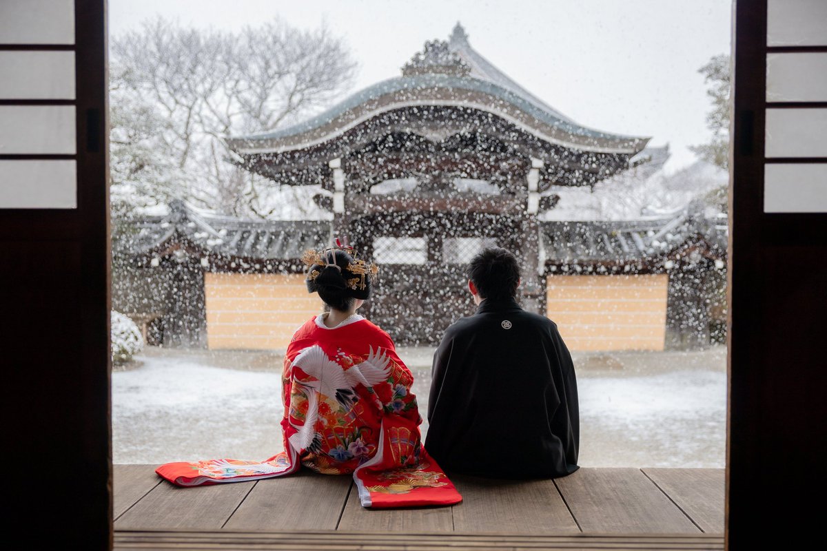 雪降る京都とフォトウェディング

寒波到来！
今年は果たしてどのくらい降るでしょうか

冬割キャンペーン実施中なので、是非ご利用くださいませ！

◇ロケーション : くろ谷金戒光明寺さま
◇衣装 : 色打掛01  
◇カメラマン : 華奢
◇結髪着付けメイク : 安藤琴音