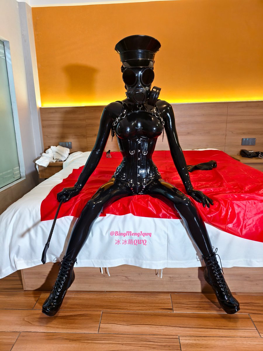 bingmeng1qwq's tweet image. 全黑胶衣+重型乳胶束腰，黑暗战场细腰支配，释放你的臣服欲望😈
All-Black Latex+Heavy Latex Corset, Dark Battlefield Tiny Waist Dom—Unleash Your Submission
#latex #HeavyLatexCorset #TightLacing #LatexFetish #DarkLatex #LatexQueen #BDSM #rubber #胶衣 #重型乳胶束腰 #Fetish #DarkFantasy