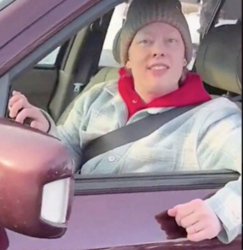 CONFERMATO Renee Good è sopravvissuta otto minuti ai colpi del sicario dell’ICE di Trump, mentre i complici di questo impedivano al medico presente di prestarle soccorso. #Minneapolis