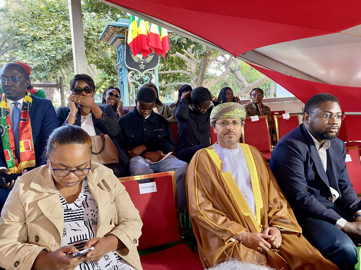 OmanEmbassySEN's tweet photo. L'Ambassadeur Mohamed Al-Kathiri, Chef de mission, a pris part à la cérémonie de présentation du trophée de la CAN Maroc 2025 au Président. L'Ambassade présente ses félicitations pour la victoire de l'équipe du Sénégal à la finale de cette Coupe. https://t.co/PeSigBheWN
