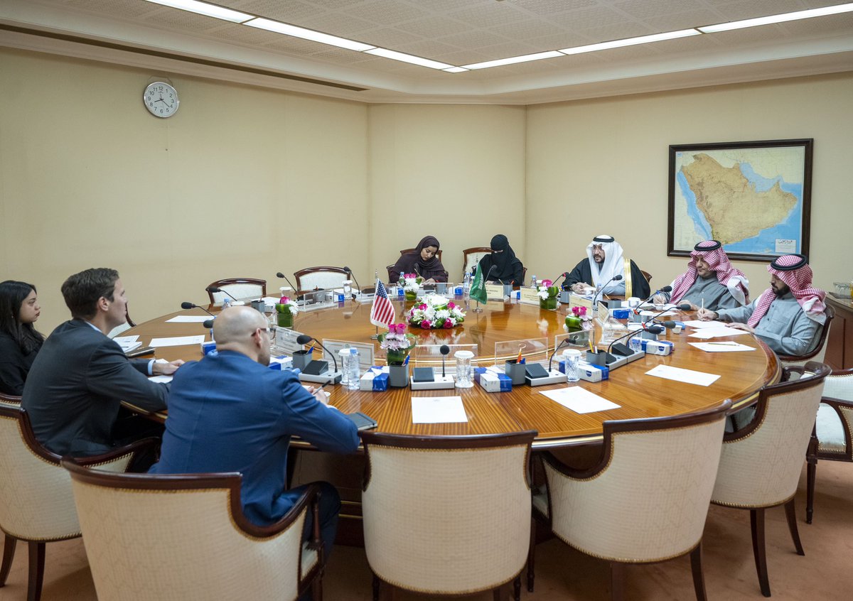 ShuraCouncil_SA's tweet photo. أعضاء #مجلس_الشورى رئيس لجنة الشؤون الخارجية معالي الأستاذ عقلاء العقلاء، ورئيس لجنة الصداقة البرلمانية السعودية الأمريكية الدكتور فهد الطياش، ورئيس لجنة الشؤون الإسلامية والقضائية الدكتور عاصم مدخلي يلتقون المستشار السياسي بالسفارة الأمريكية لدى المملكة السيد روبرت بالمر، وذلك في مقر المجلس بالرياض.