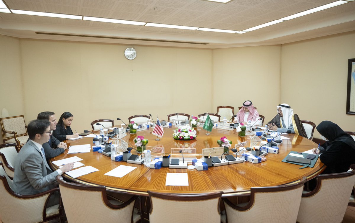 ShuraCouncil_SA's tweet photo. أعضاء #مجلس_الشورى رئيس لجنة الشؤون الخارجية معالي الأستاذ عقلاء العقلاء، ورئيس لجنة الصداقة البرلمانية السعودية الأمريكية الدكتور فهد الطياش، ورئيس لجنة الشؤون الإسلامية والقضائية الدكتور عاصم مدخلي يلتقون المستشار السياسي بالسفارة الأمريكية لدى المملكة السيد روبرت بالمر، وذلك في مقر المجلس بالرياض.