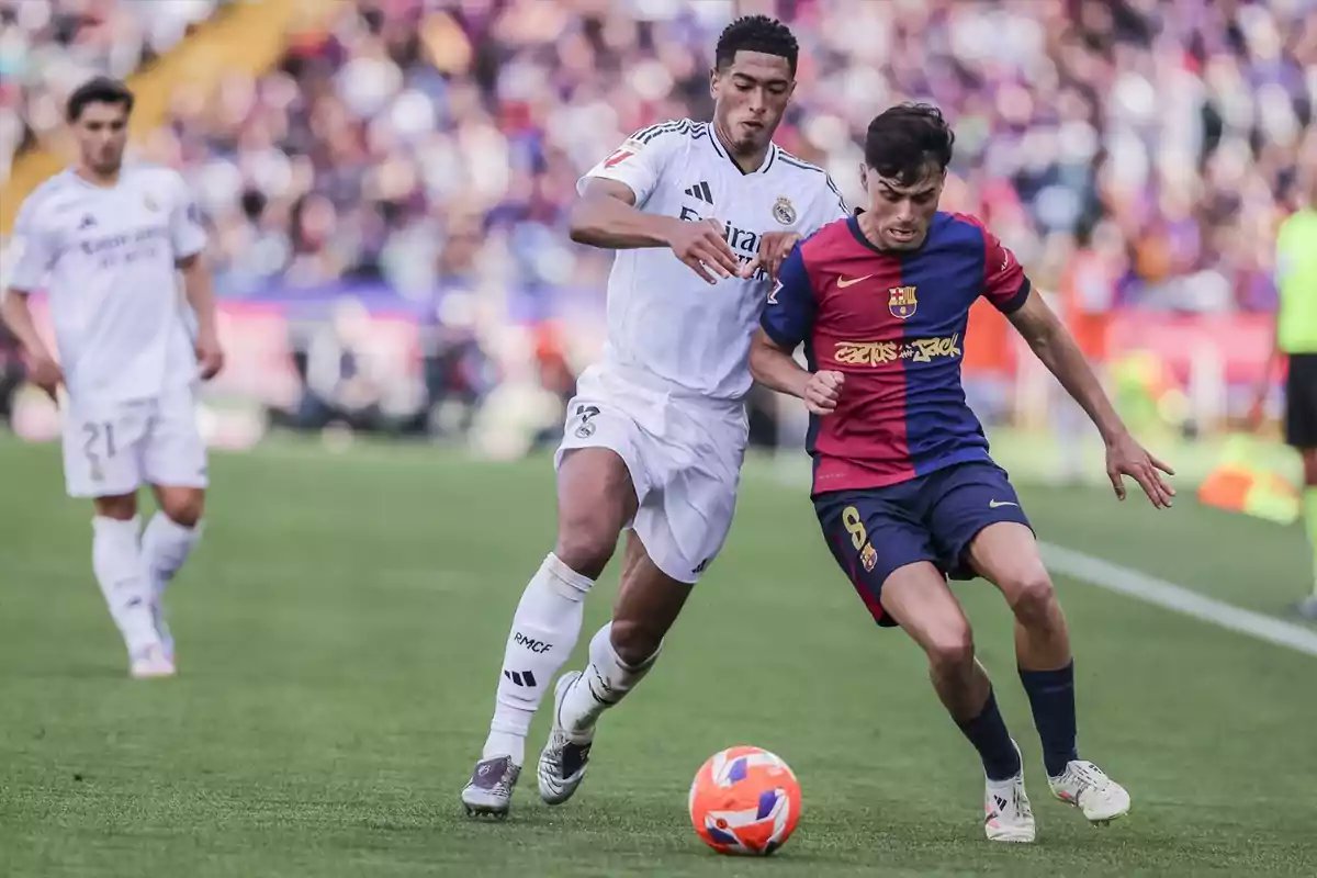 MMacroski's tweet image. Voy a ser algo malo y voy a comparar "una mesa con una silla".

Ayer Bellingham sumó su partido 125 con el Real Madrid.

Suma 44 goles, 30 asistencias.

Pedri, jugador magnífico, que lo es, lleva 226 partidos con el Barça, sumando 28 goles, 27 asistencias.