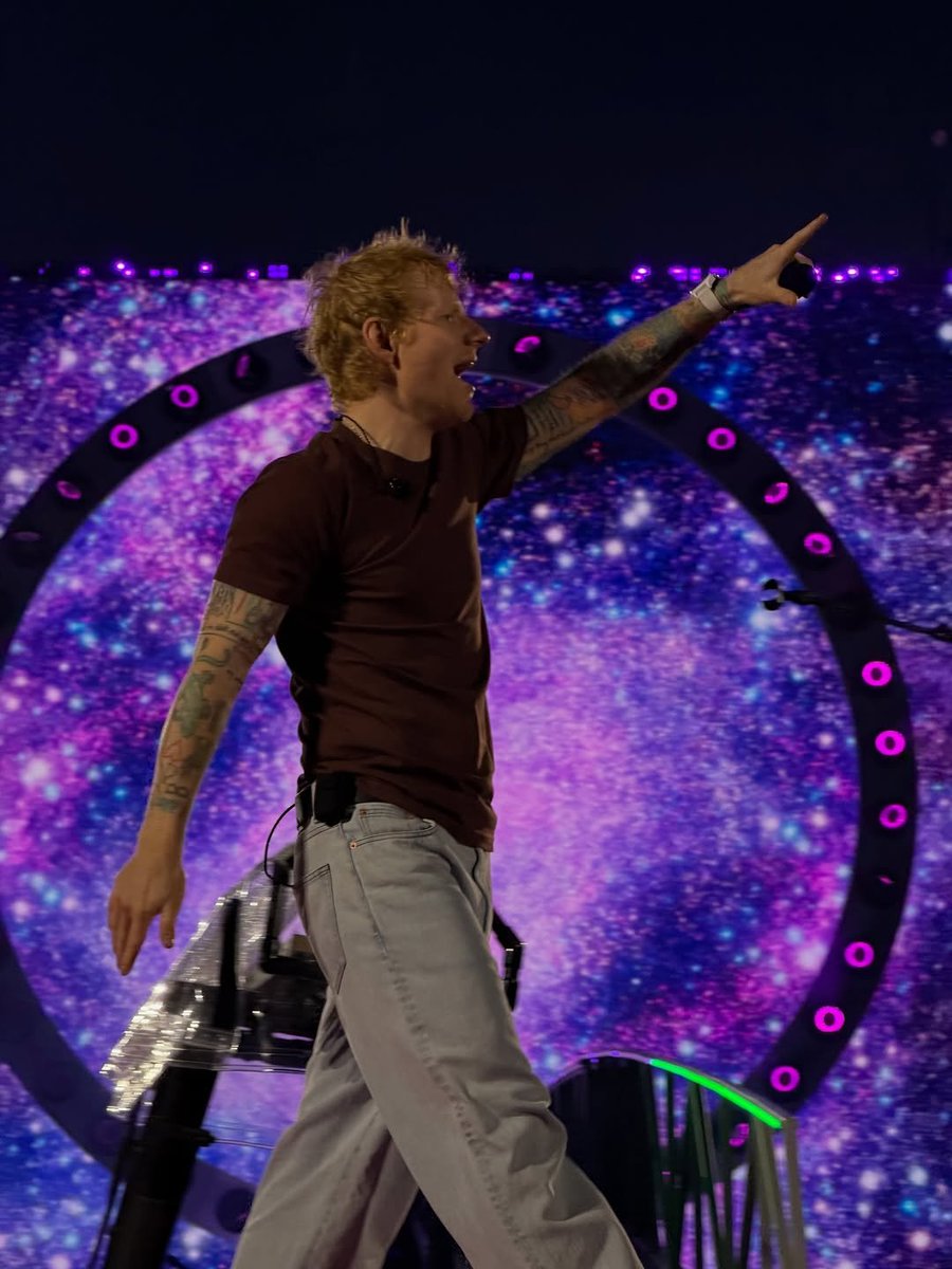 looptourUA's tweet photo. Ed on stage in Wellington! #ESLoopTourWLG
©️felixedjourney https://t.co/tX3OXyEszI