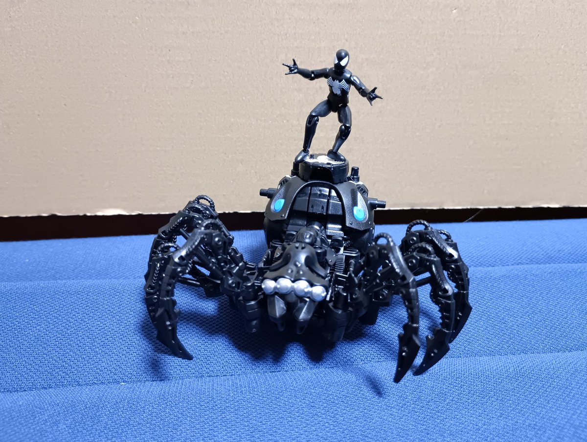 hiwokun02's tweet photo. クモ作りました。たぶん初ゾイド(小学校の時、カバヤさんのは買った気がする)。黒いスパイダーマンが付いてました(よく動きますが、ポロリしやすい)。ゼンマイで歩くみたいですが、ウチのはあまり歩きたくないみたいです(動画無し)。クモ、立たせたらかわいい感じになりました。
＃スパイダーゾイド https://t.co/wOsbzypLFU