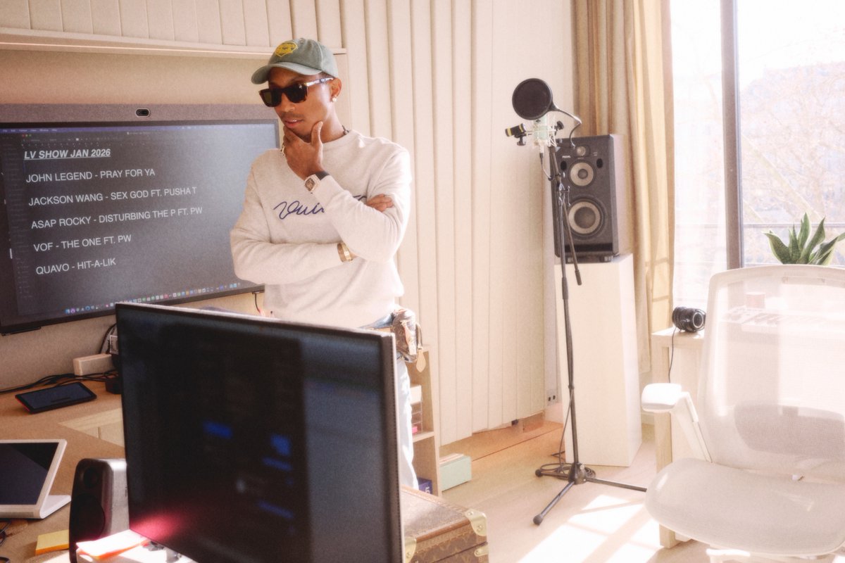 ClashMagazine's tweet image. Pharrell Williams debuts new music from A$AP Rocky, Jackson Wang, John Legend and more at his Louis Vuitton FW26’s Men’s show - 

clashmusic.com/news/pharrell-…