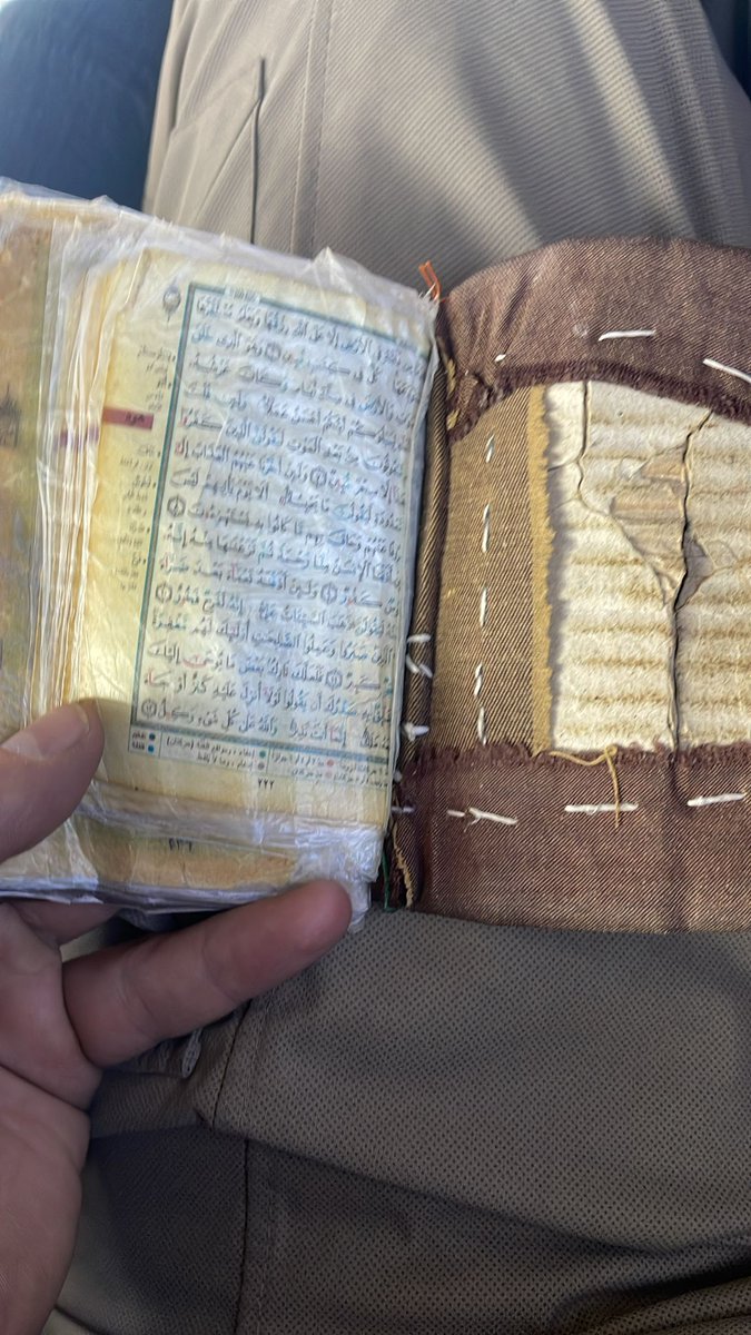 Hol kampından çıkan kardeşlerimizin kendi imkanları ile muhafaza etmeye çalıştıkları Kurân'lar kıyafetleri ile dış kapak,zeytin çekirdeği ile düğme,ekmek poşeti ile de sayfalara selden korumak için koruma yapmışlar.

Rabbimizin niğmetlerine karşı çok nankörüz...