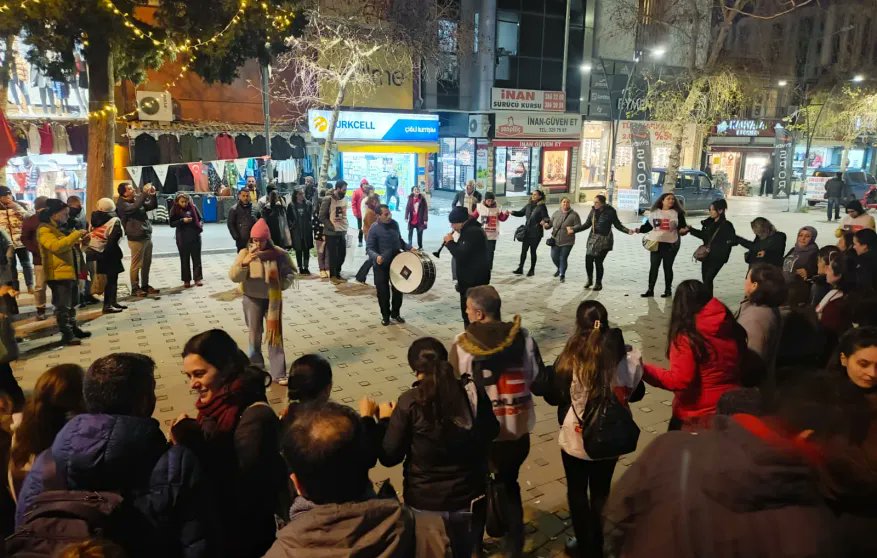 ◾️Tekstil işçisi direndi, hakkını aldı: 'Patronlar Elsa Tekstil işçisine boyun eğmek zorunda kaldı'

İzmir'deki Elsa Tekstil işçileri 23 günlük mücadelesi ve inadı sayesinde tazminatlarının bir bölümü aldı. İşçiler "Şimdi asıl işimiz diğer işçilere mücadelemizi anlatmak" diyor.