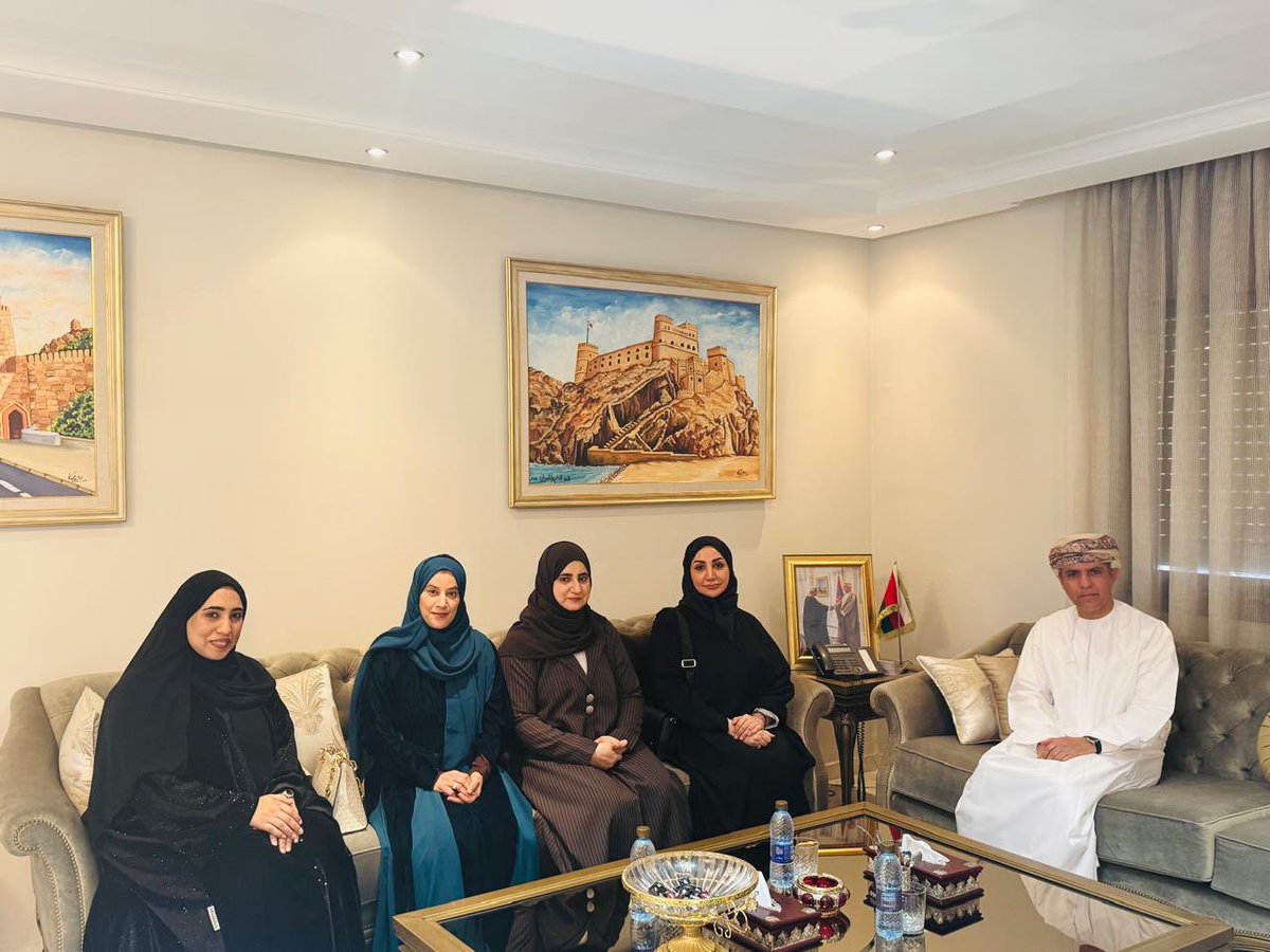 استقبل سعادة الدكتور هلال بن عبد الله السناني سفير سلطنة عمان المعتمد لدى الجمهورية التونسية اليوم الأربعاء 21 يناير 2026م بمقرّ البعثة، وفدا من وزارة التنمية الاجتماعية ووزارة الصحة وصندوق الحماية الاجتماعية بسلطنة عُمان المشارك في ورشة عمل بالجمهورية التونسية خلال الفترة من 19